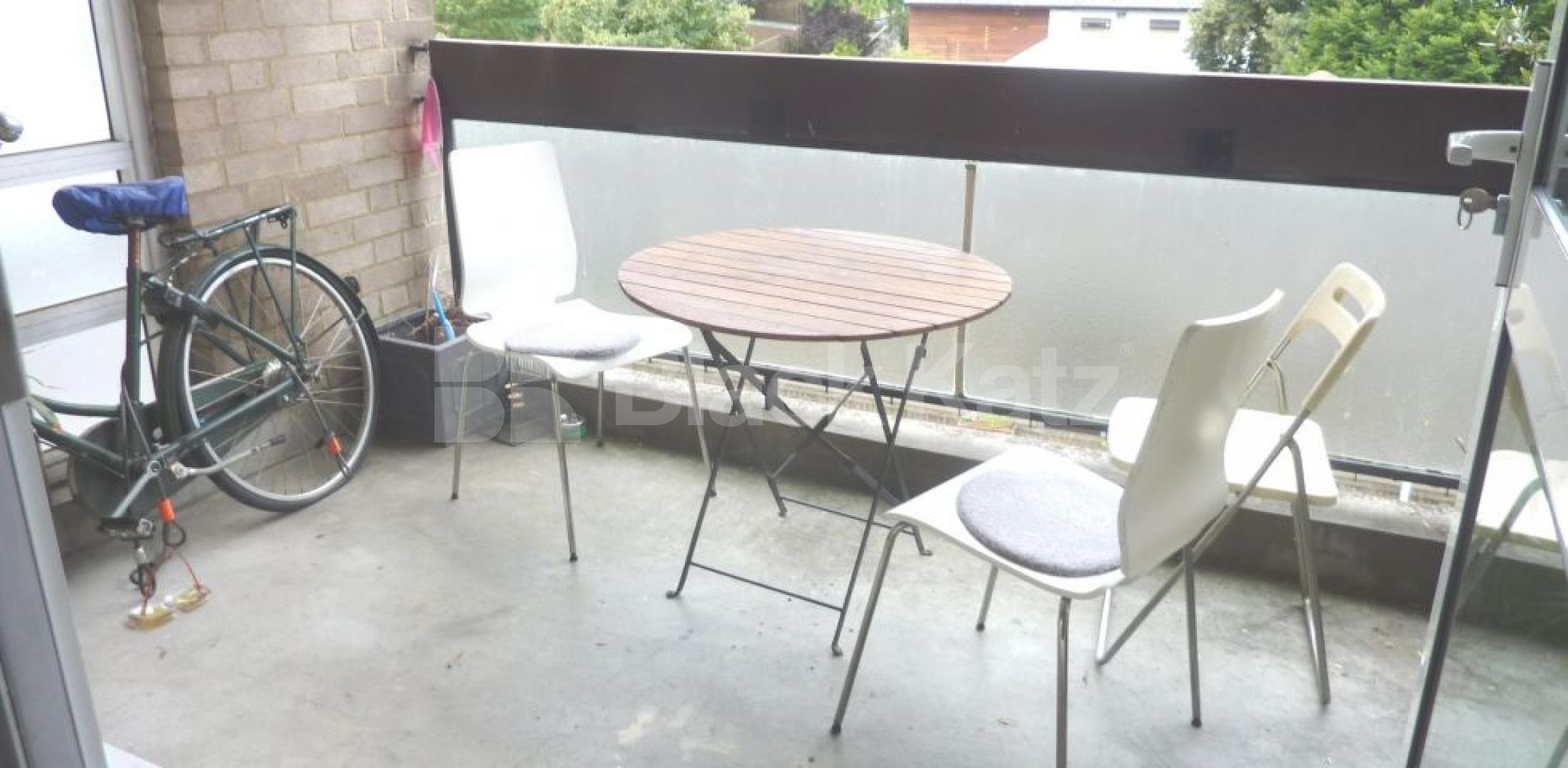 			MINUTES TO CANAL & TUBE & GOOD FOR 4 SHARERS! , 3 Bedroom, 1 bath, 1 reception Flat			 Shirland Road , WARWICK AVENUE 